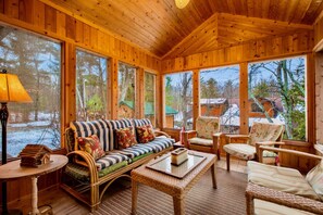 Una Smart TV, una chimenea, videojuegos, un reproductor de DVD