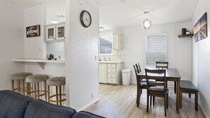 Dining - Home 9 miles from Disney. Great for long stays! (Davenport)