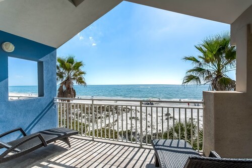 Sun-drenched Townhome on beautiful Madeira Beach!