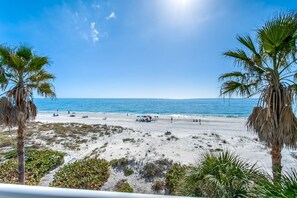 Am Strand, Liegestühle, Strandtücher
