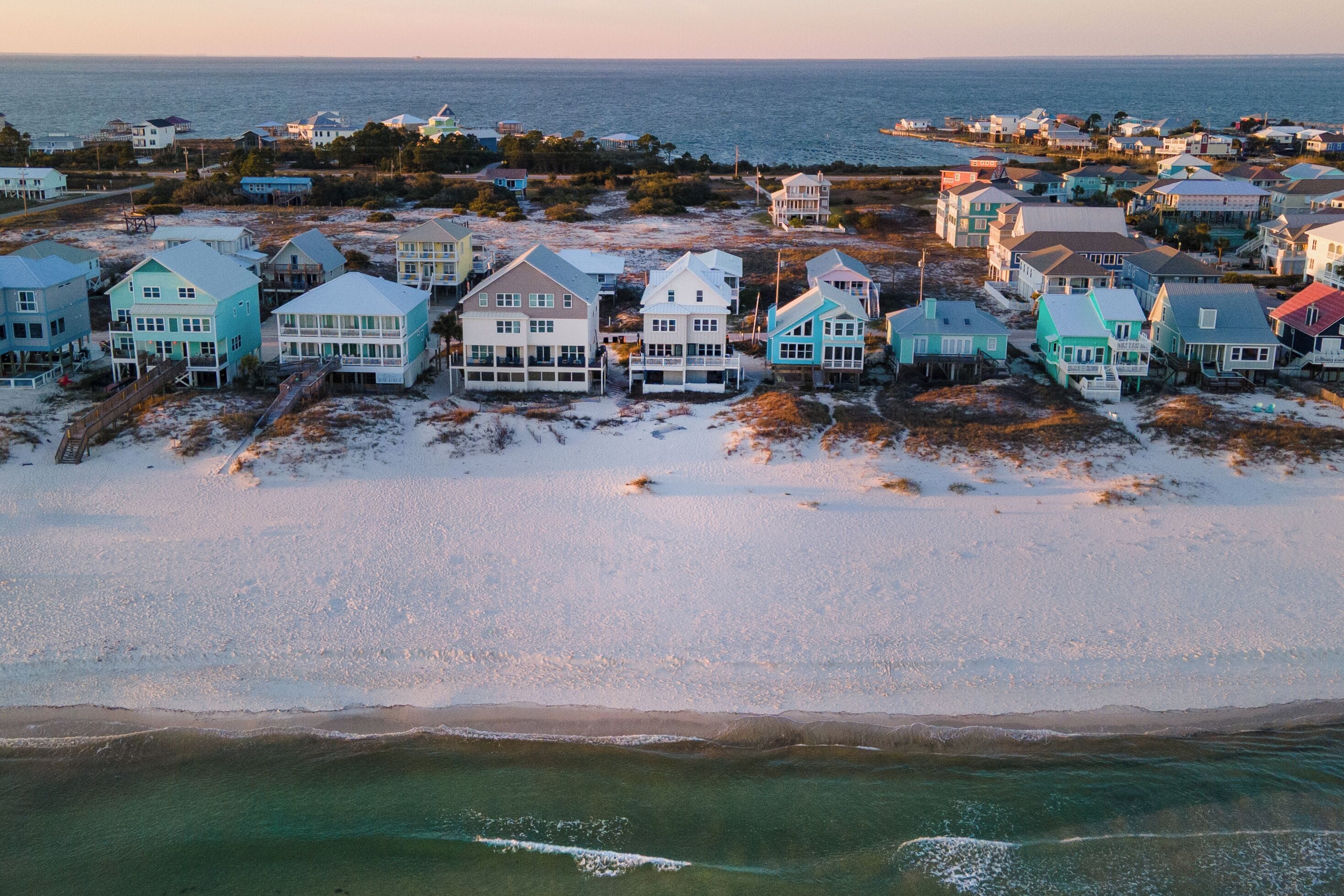 Accommodatie ligt op het strand, ligstoelen, strandlakens