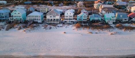 En la playa, sillas reclinables de playa, toallas de playa