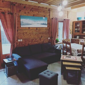 Télévision, cheminée, table de tennis de table, livres