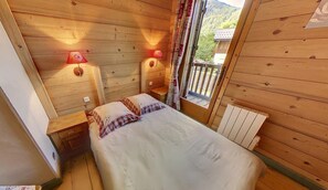 3 chambres, coffres-forts dans les chambres, fer et planche à repasser