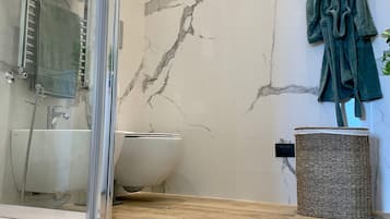 Douche, sĂšche-cheveux, bidet, serviettes fournies