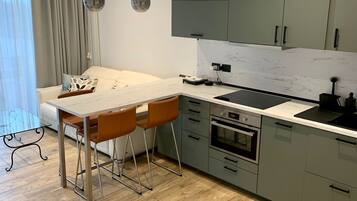 Kühlschrank, Mikrowelle, Ofen, Herdplatte