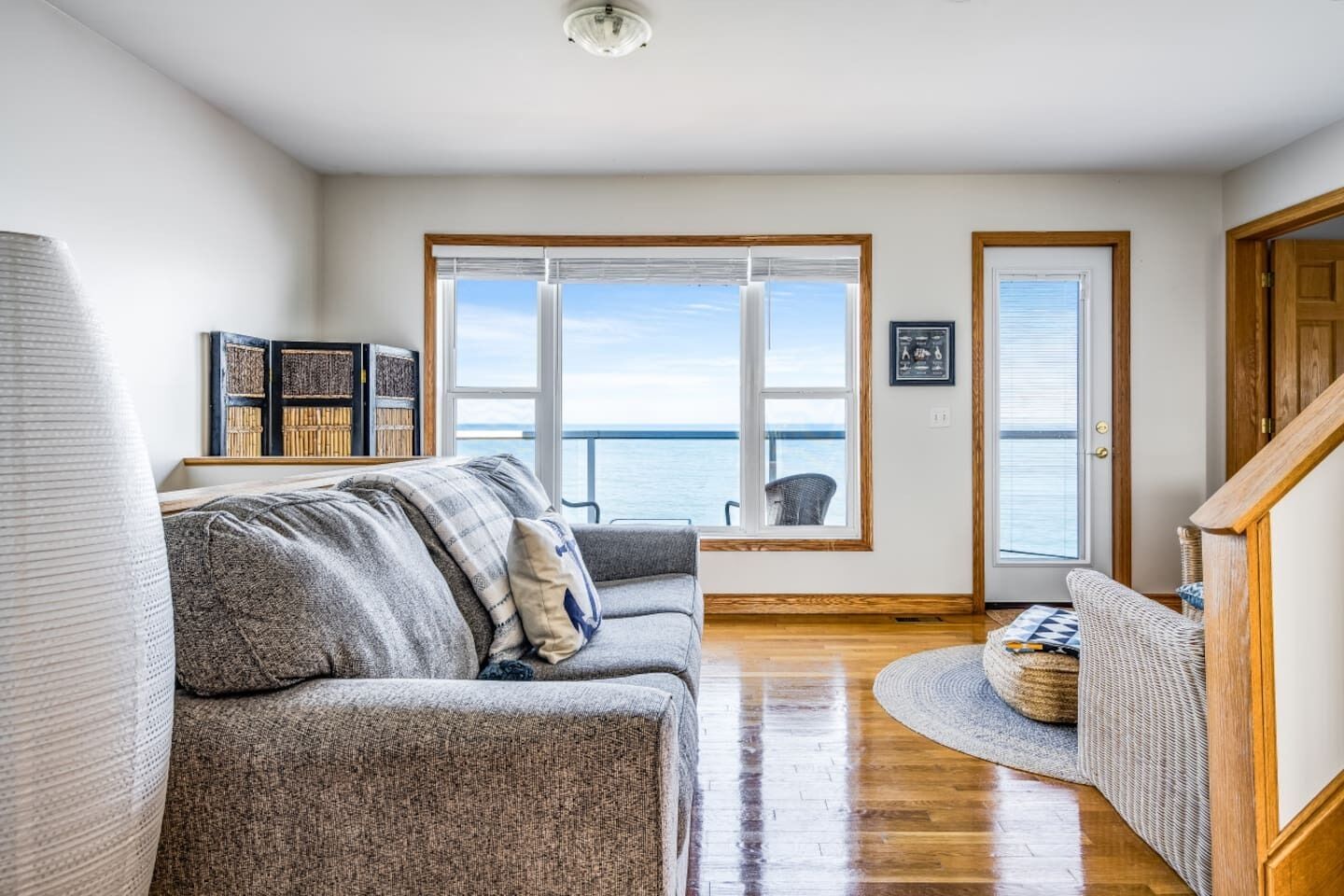 Älytelevisio, kirjoja, työhuone