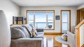 Älytelevisio, kirjoja, työhuone