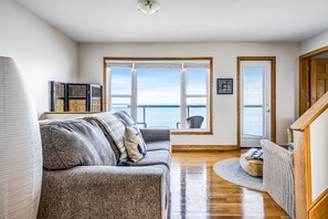 Smart-tv, böcker och kontor