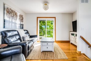 Smart TV - Tree Top Lakehouse -  Breathtaking Views & Sunsets (Leamington)