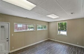 Interior - Close to NoDa, Plaza Midwood; 5 Miles to dwntwn; Monthly, Digital Nomads welcome (Charlotte)