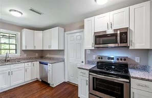 Fridge, microwave, oven, stovetop - Close to NoDa, Plaza Midwood; 5 Miles to dwntwn; Monthly, Digital Nomads welcome (Charlotte)
