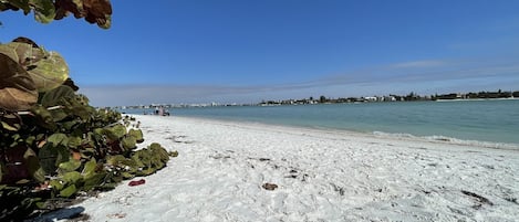 Nära stranden, solstolar och strandhanddukar