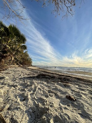In Strandnähe, Liegestühle, Strandtücher
