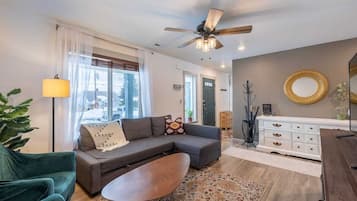 Smart TV, fireplace, books, stereo