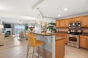 Réfrigérateur, four à micro-ondes, un four, surface de cuisson