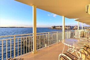 Property grounds - Large Bayfront Condo with Prime Location and Pool (Ocean City)