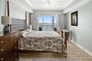 3 bedrooms, iron/ironing board, WiFi, bed sheets - Large Bayfront Condo with Prime Location and Pool (Ocean City)