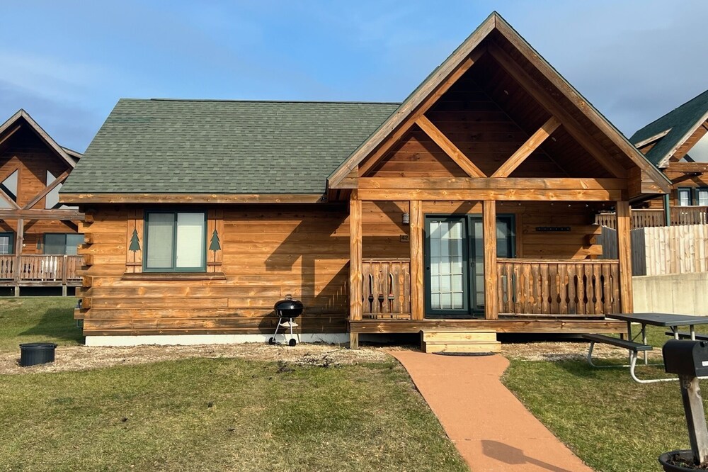 Cozy 2 Bed 2 Bath Cabin located next to Three Bears Resort in Warrens Wisconsin