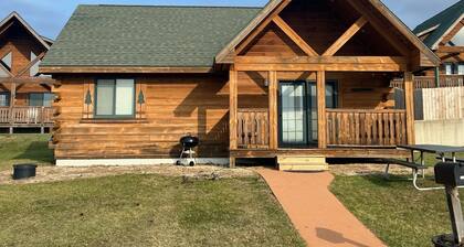 Cozy 2 Bed 2 Bath Cabin located next to Three Bears Resort in Warrens Wisconsin