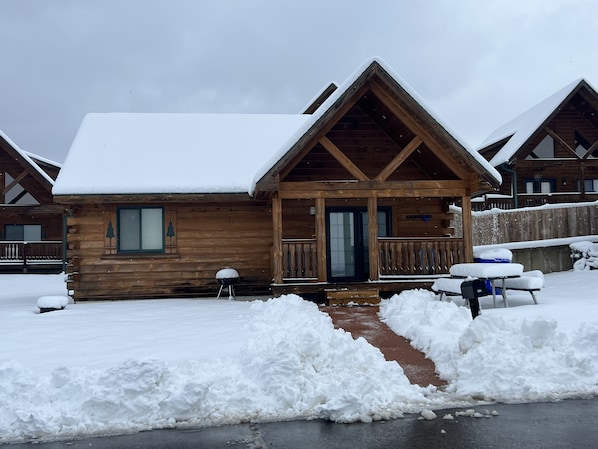 Exterior - Cozy 2 Bed 2 Bath Cabin located next to Three Bears Resort in Warrens Wisconsin (Warrens)