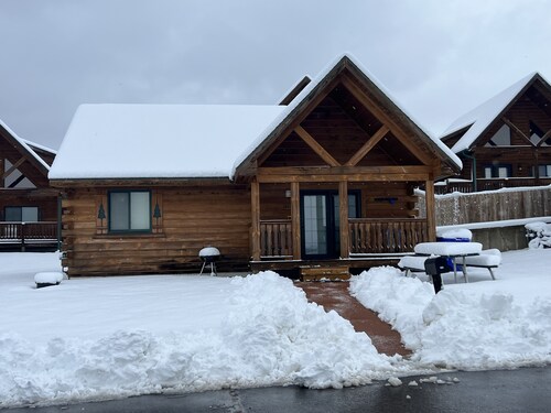 Cozy 2 Bed 2 Bath Cabin located next to Three Bears Resort in Warrens Wisconsin