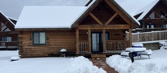 Cozy 2 Bed 2 Bath Cabin located next to Three Bears Resort in Warrens Wisconsin