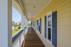 House (5 Bedrooms) | Property amenity - Beachfront Flamingo by Ryson Vacation Rentals (Galveston)