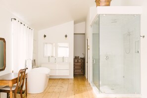 Chuveiro/banheira combinados, secador de cabelo, toalhas de banho 