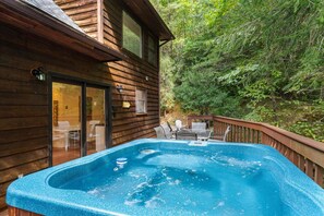Outdoor dining - Lodge with hot tub, 5 minutes to downtown (Gatlinburg)