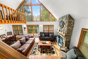 Smart TV, caminetto, tavolo da calcetto