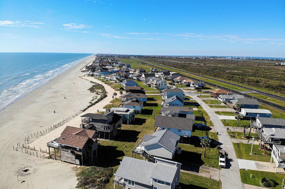 Beachfront Seashell by Ryson Vacation Rentals - West Beach, TX