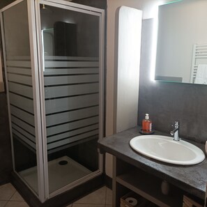 Een douche, een haardroger, toiletpapier