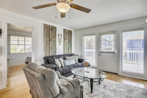House, Multiple Beds, Balcony, Ocean View | Living room | 40-inch TV with cable channels