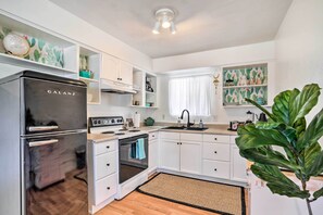 Réfrigérateur, micro-ondes, plaque de cuisson, cafetière/bouilloire