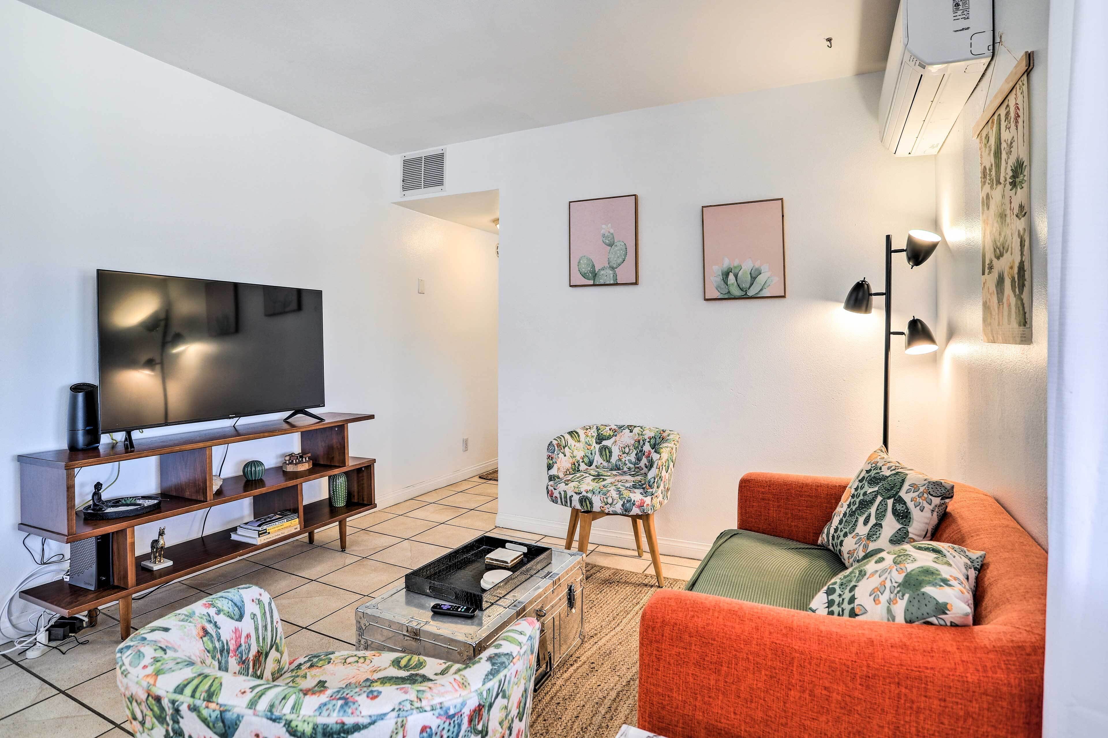 Cali Desert Oasis w/ Hot Tub + Mtn Views!