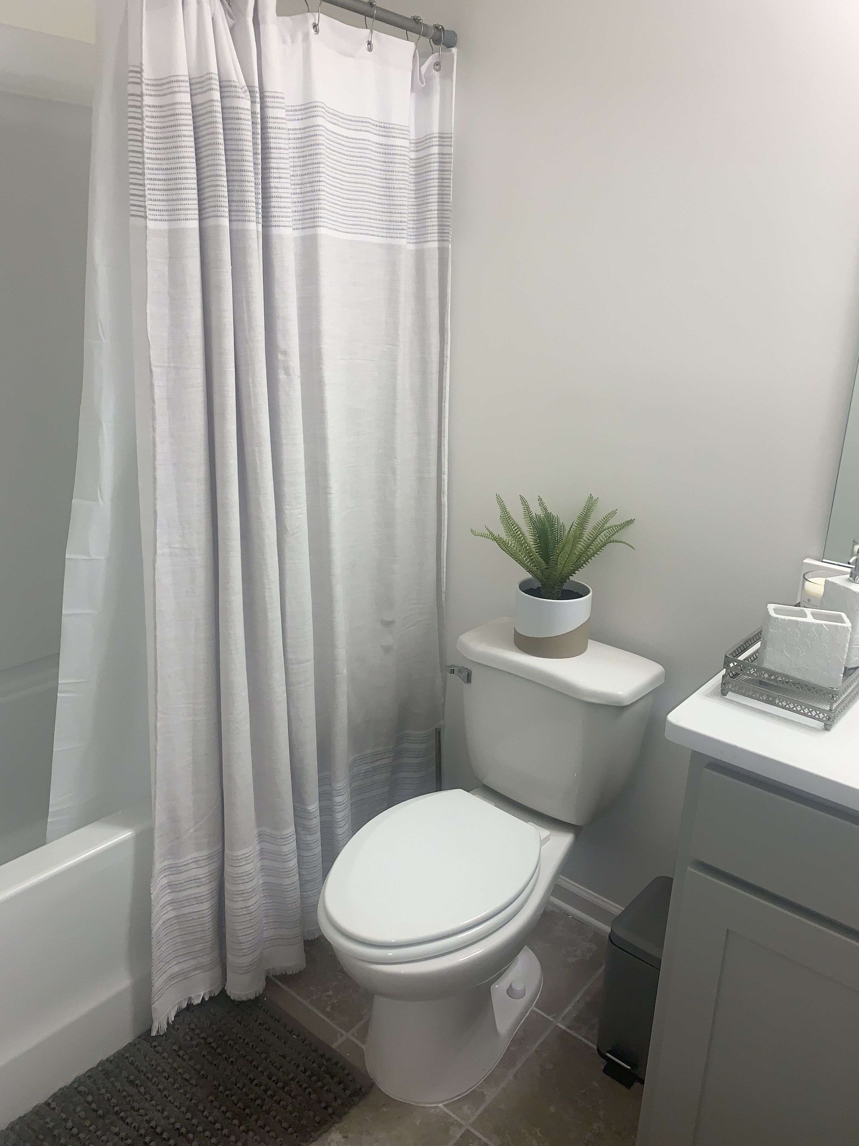 20mins from Downtown: Private Bedroom in Cozy Lux Townhome