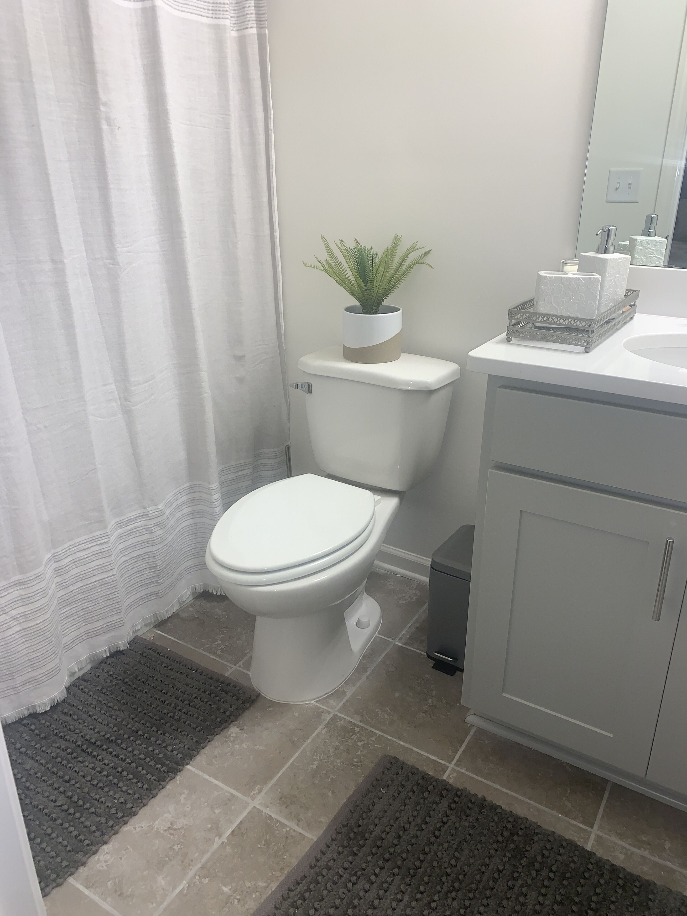 20mins from Downtown: Private Bedroom in Cozy Lux Townhome