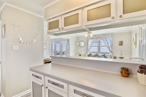 Casa, varias camas, balcón, vista al océano | Cocina privada | Refrigerador, microondas, horno y parrilla de estufa
