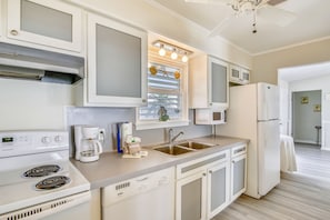 Casa, varias camas, balcón, vista al océano | Cocina privada | Refrigerador, microondas, horno y parrilla de estufa
