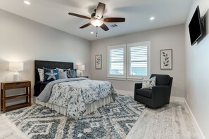 3 bedrooms, desk, iron/ironing board, free WiFi