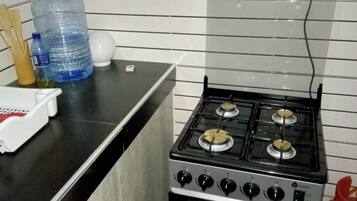 Microondas, horno, parrilla de estufa y tetera eléctrica
