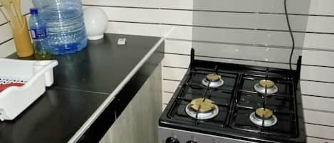 Microondas, horno, placa de cocina y hervidor eléctrico