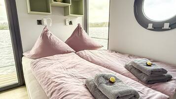 2 bedrooms, desk, WiFi (free), bed sheets