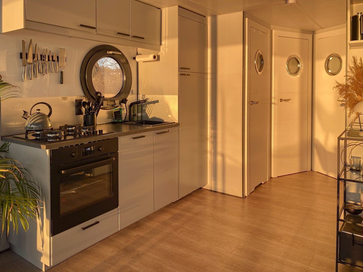 Een koelkast, een oven, een kookplaat, een vaatwasser
