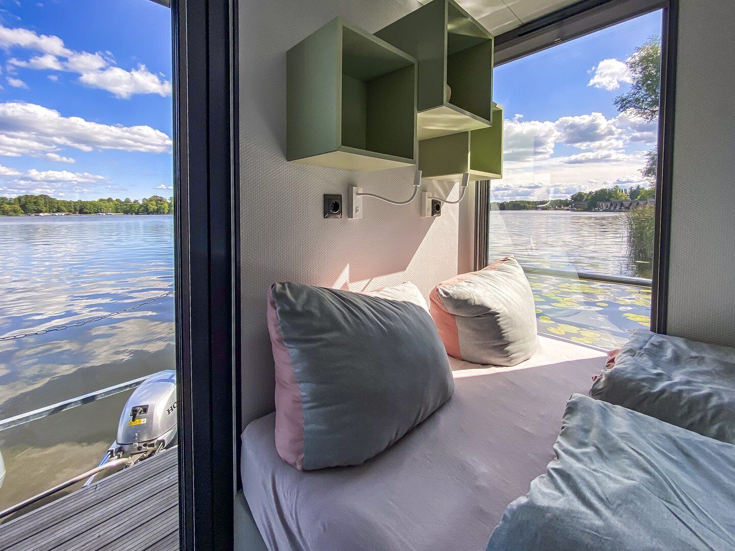 2 bedrooms, desk, WiFi (free), bed sheets
