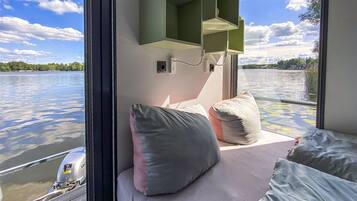 2 bedrooms, desk, WiFi (free), bed sheets
