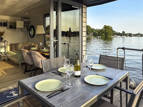 Houseboat Suite GRAND PLAISIR – Luxury houseboat, no license required