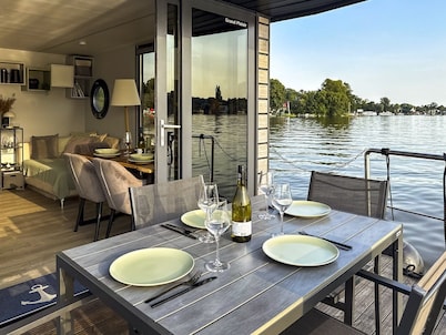 Houseboat Suite GRAND PLAISIR – Luxury houseboat, no license required