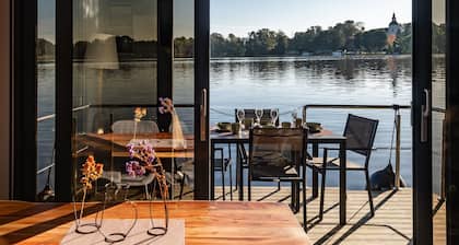 Luxury houseboat with many extras included
